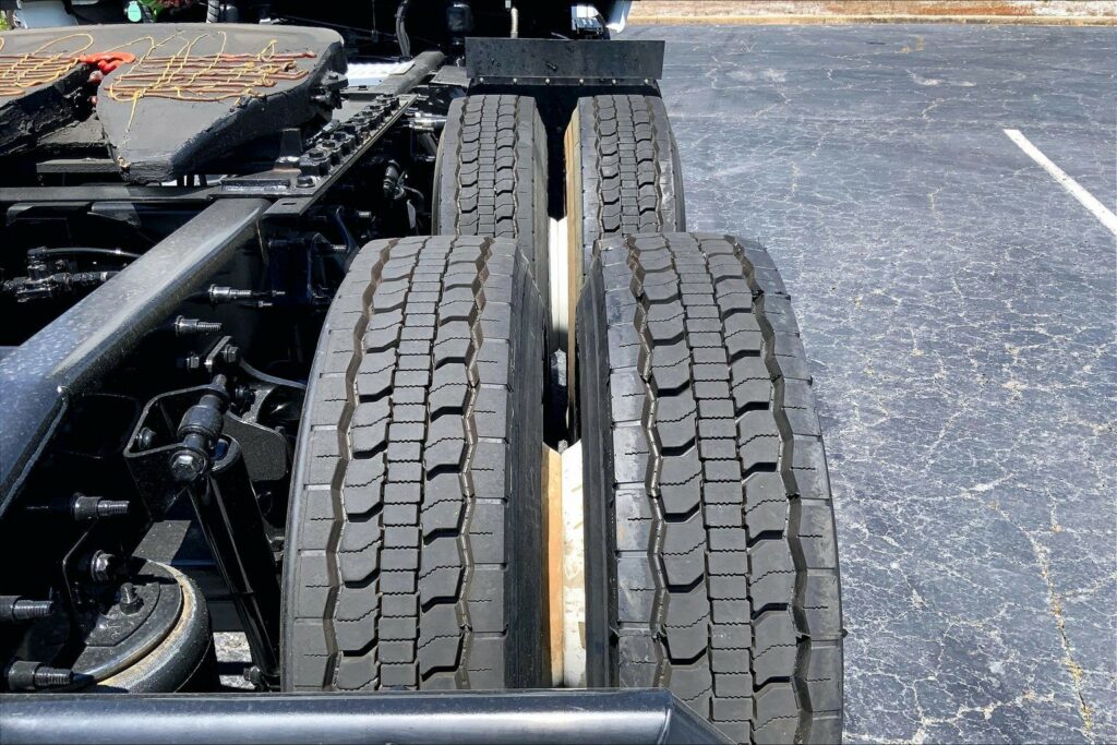 2022 CUM LT625 6×4 Sleeper