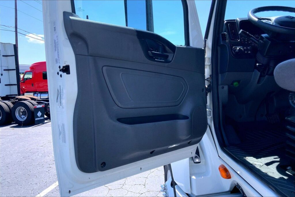 2022 CUM LT625 6×4 Sleeper