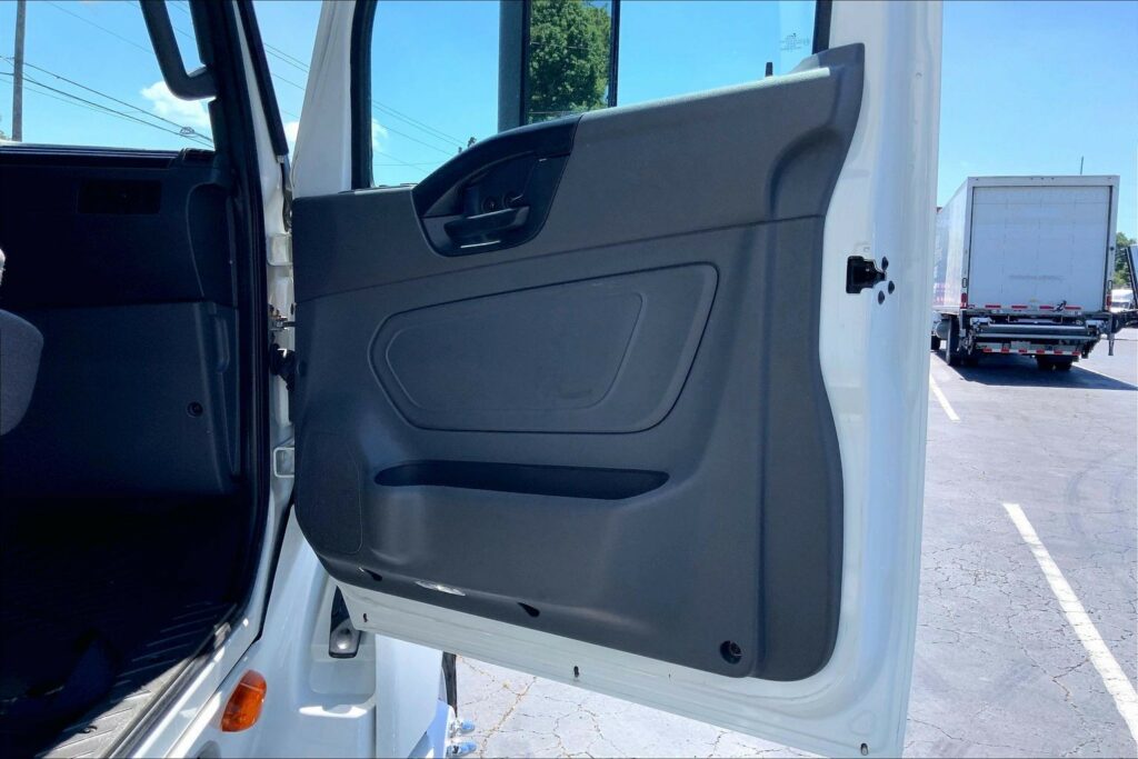 2022 CUM LT625 6×4 Sleeper