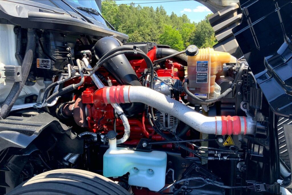 2022 CUM LT625 6×4 Sleeper