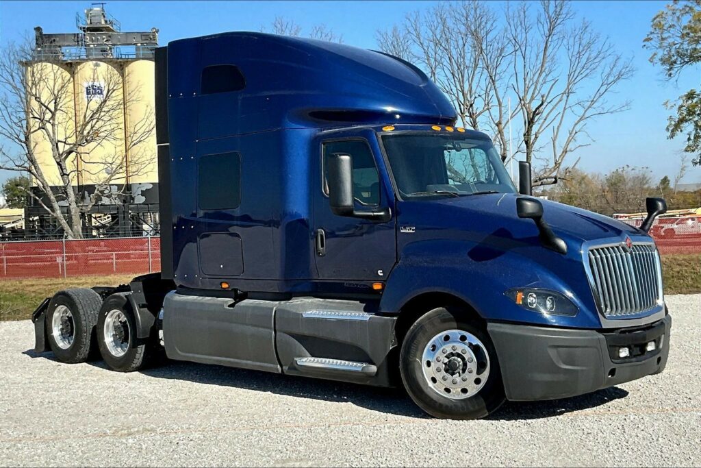 2022 CUM LT625 6×4 Sleeper