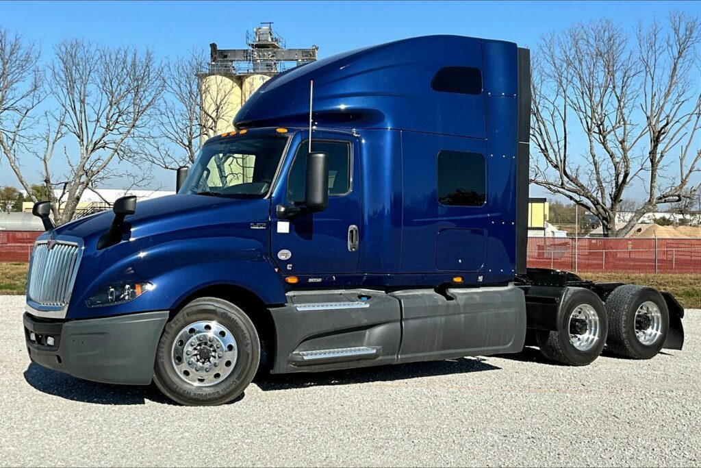 2022 CUM LT625 6×4 Sleeper