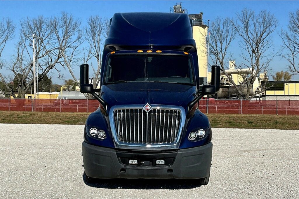 2022 CUM LT625 6×4 Sleeper