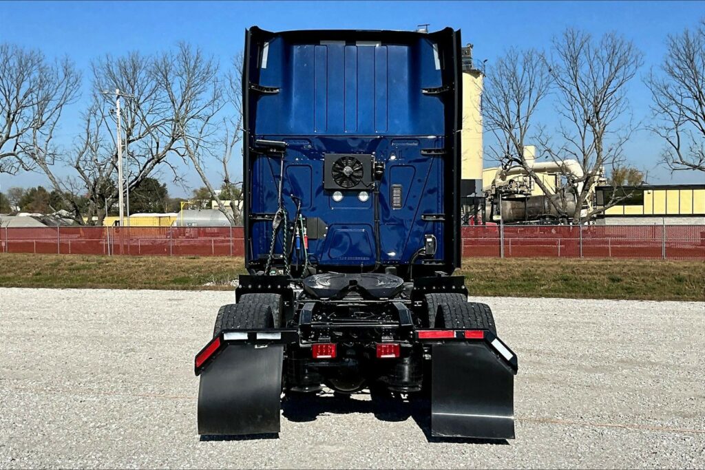 2022 CUM LT625 6×4 Sleeper