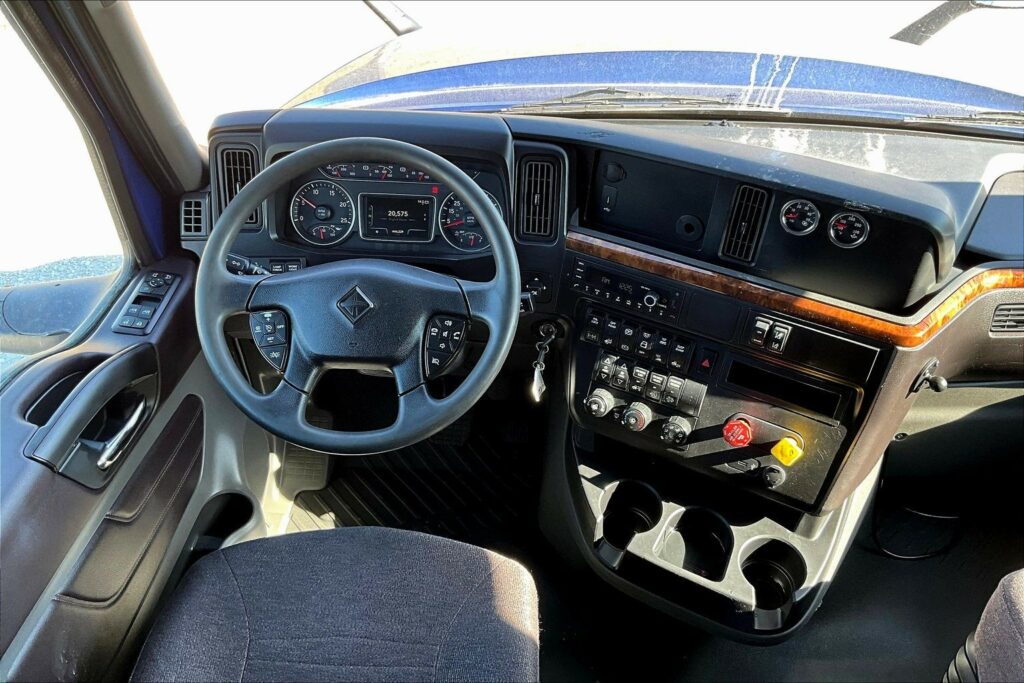 2022 CUM LT625 6×4 Sleeper