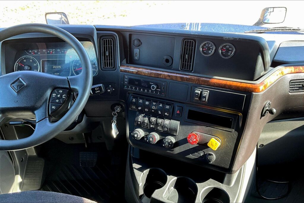 2022 CUM LT625 6×4 Sleeper