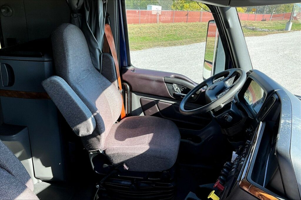 2022 CUM LT625 6×4 Sleeper