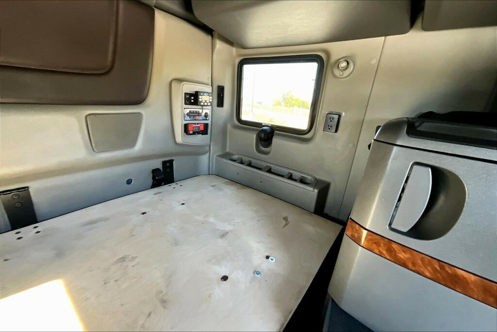 2022 CUM LT625 6×4 Sleeper