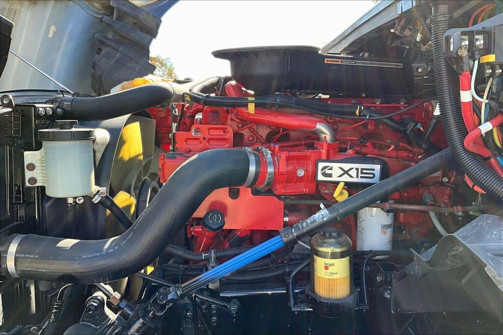 2022 CUM LT625 6×4 Sleeper