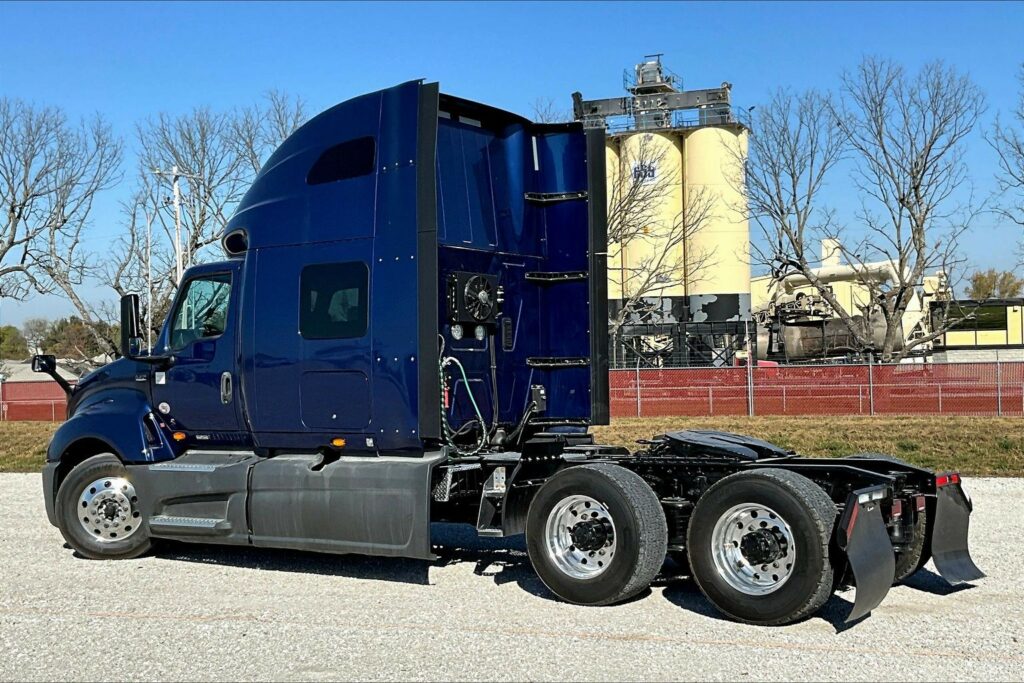 2022 CUM LT625 6×4 Sleeper