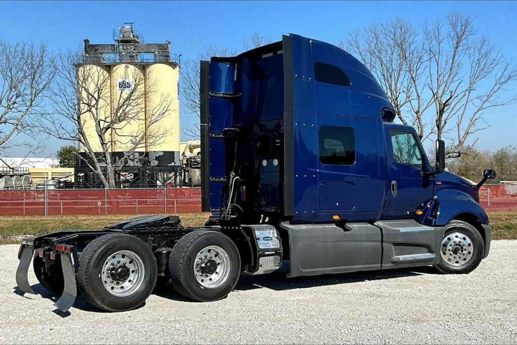 2022 CUM LT625 6×4 Sleeper