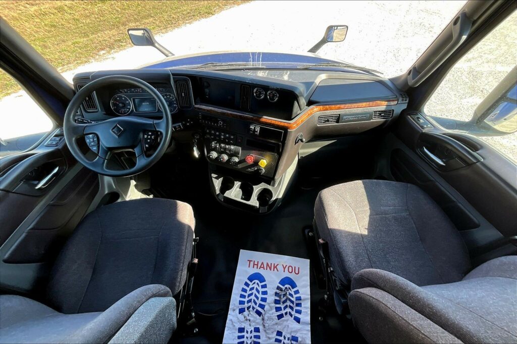 2022 CUM LT625 6×4 Sleeper