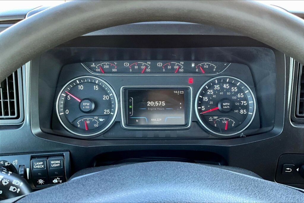 2022 CUM LT625 6×4 Sleeper