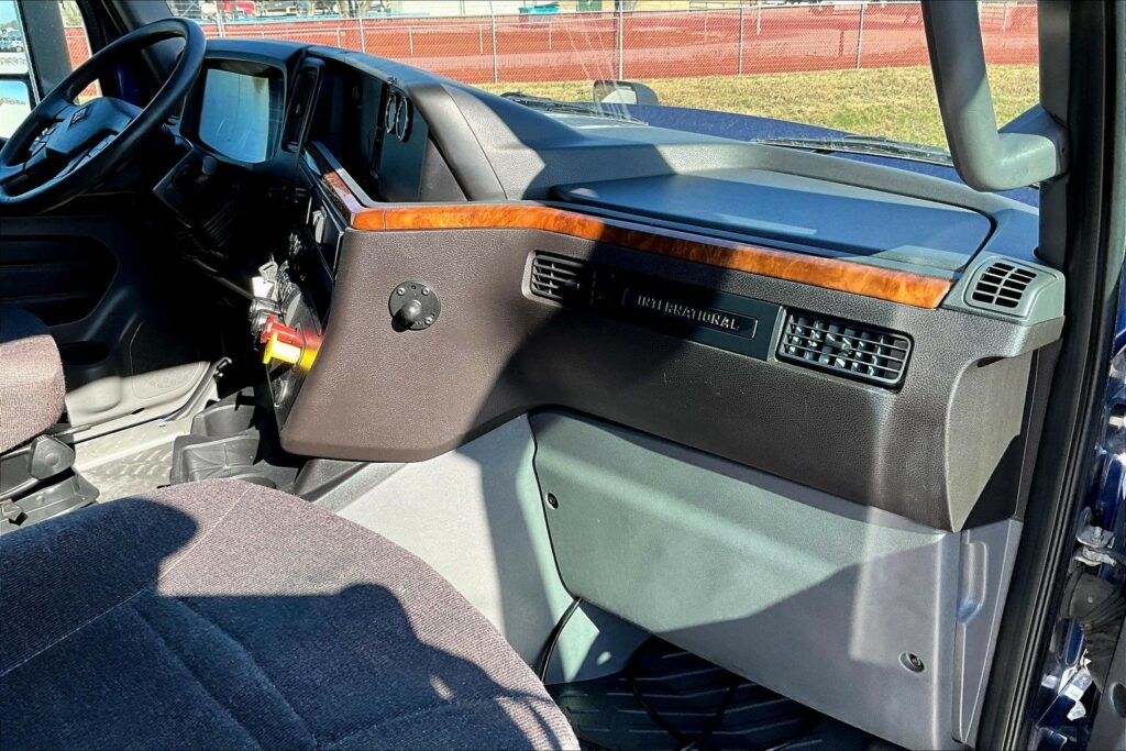 2022 CUM LT625 6×4 Sleeper