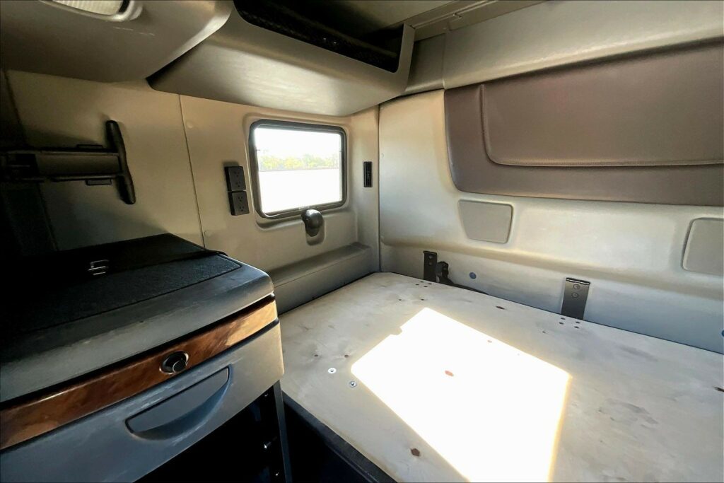 2022 CUM LT625 6×4 Sleeper