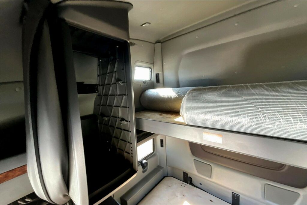 2022 CUM LT625 6×4 Sleeper