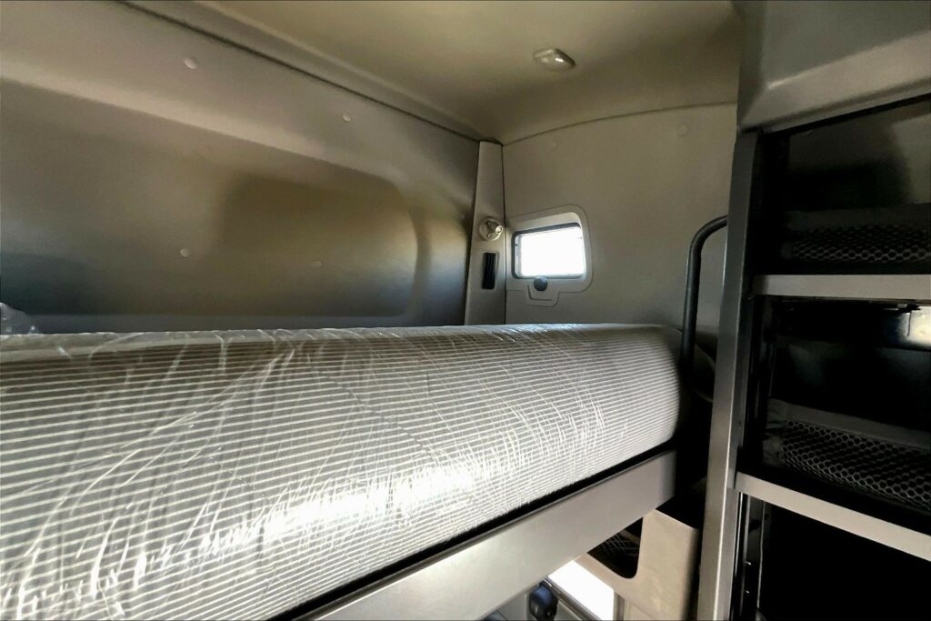 2022 CUM LT625 6×4 Sleeper