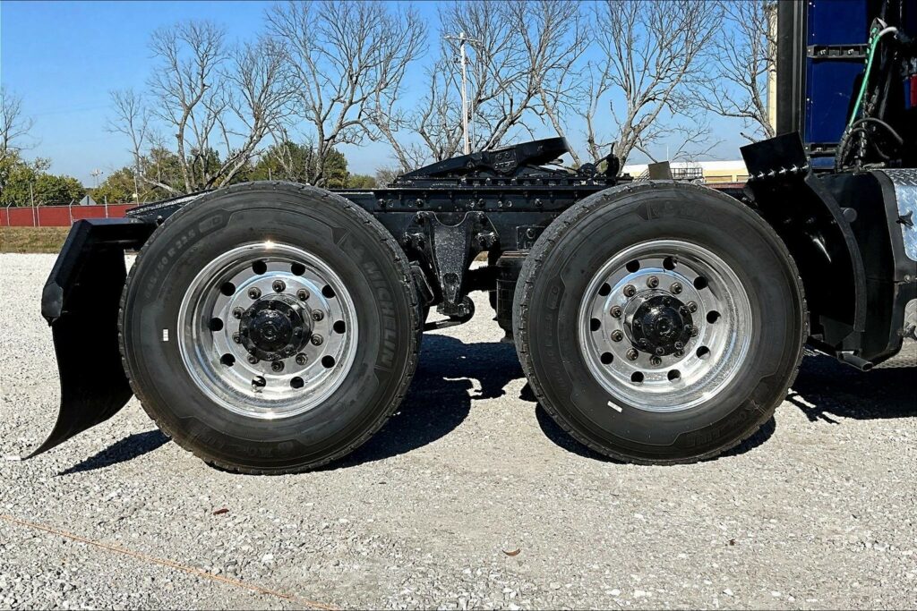 2022 CUM LT625 6×4 Sleeper