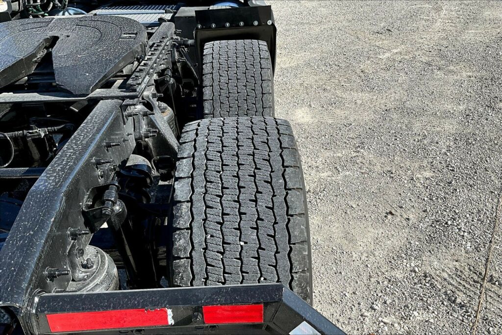 2022 CUM LT625 6×4 Sleeper