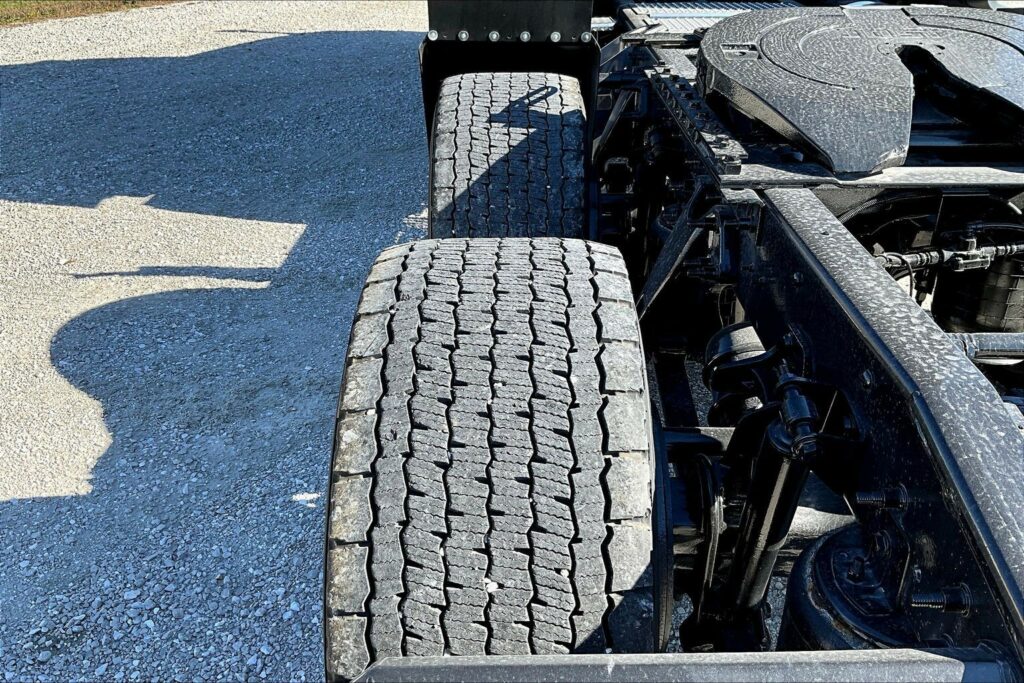 2022 CUM LT625 6×4 Sleeper
