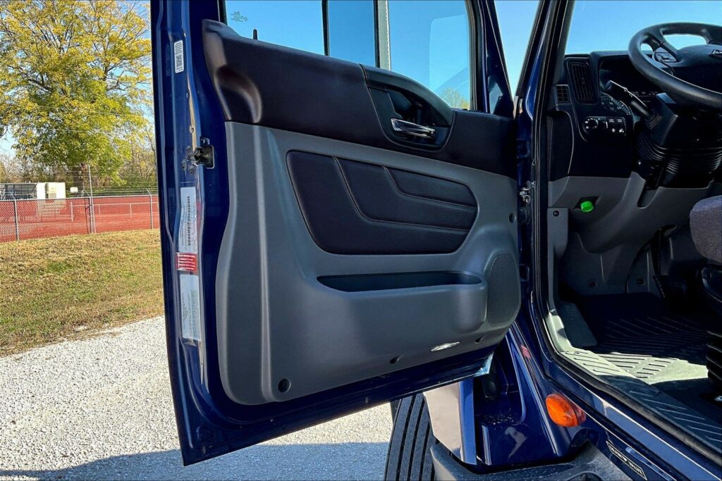 2022 CUM LT625 6×4 Sleeper