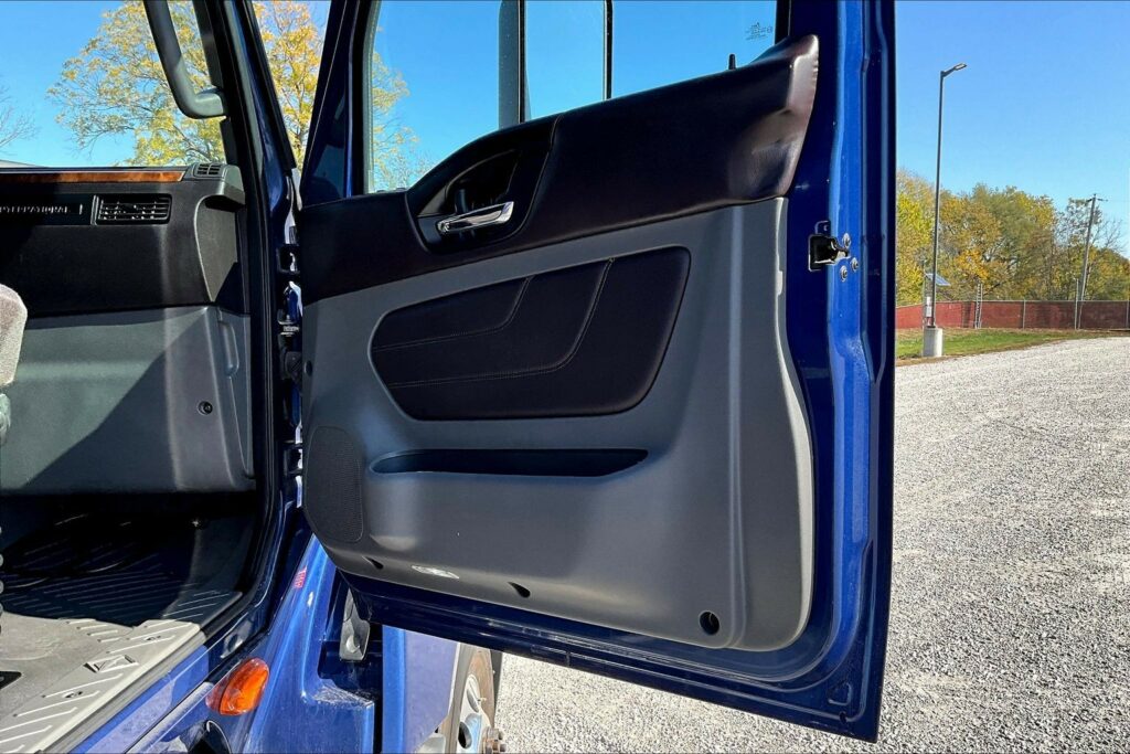 2022 CUM LT625 6×4 Sleeper