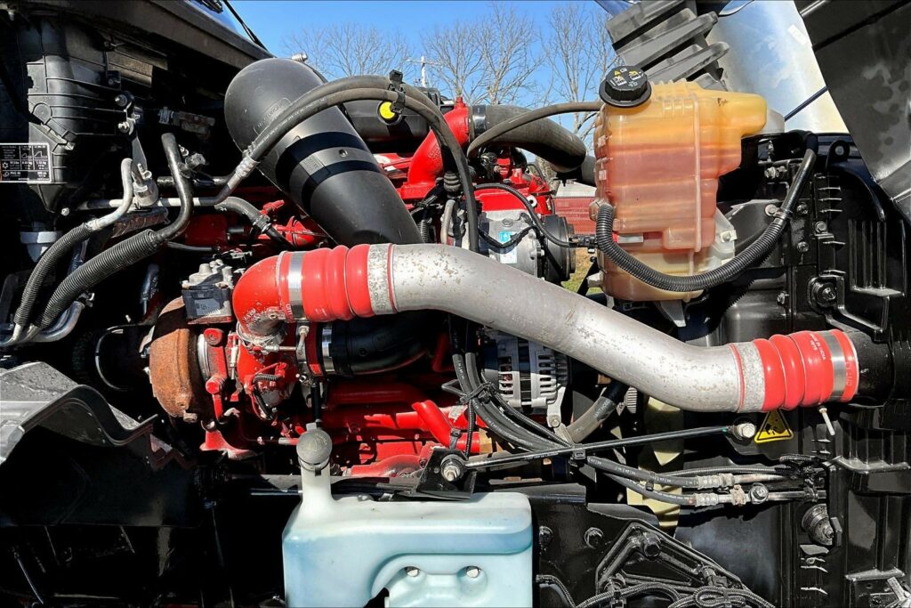 2022 CUM LT625 6×4 Sleeper
