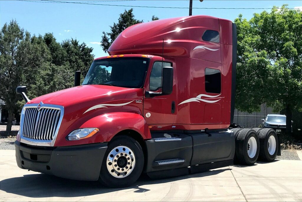 2023 CUM LT625 6X4 Sleeper