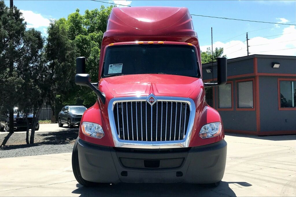 2023 CUM LT625 6X4 Sleeper