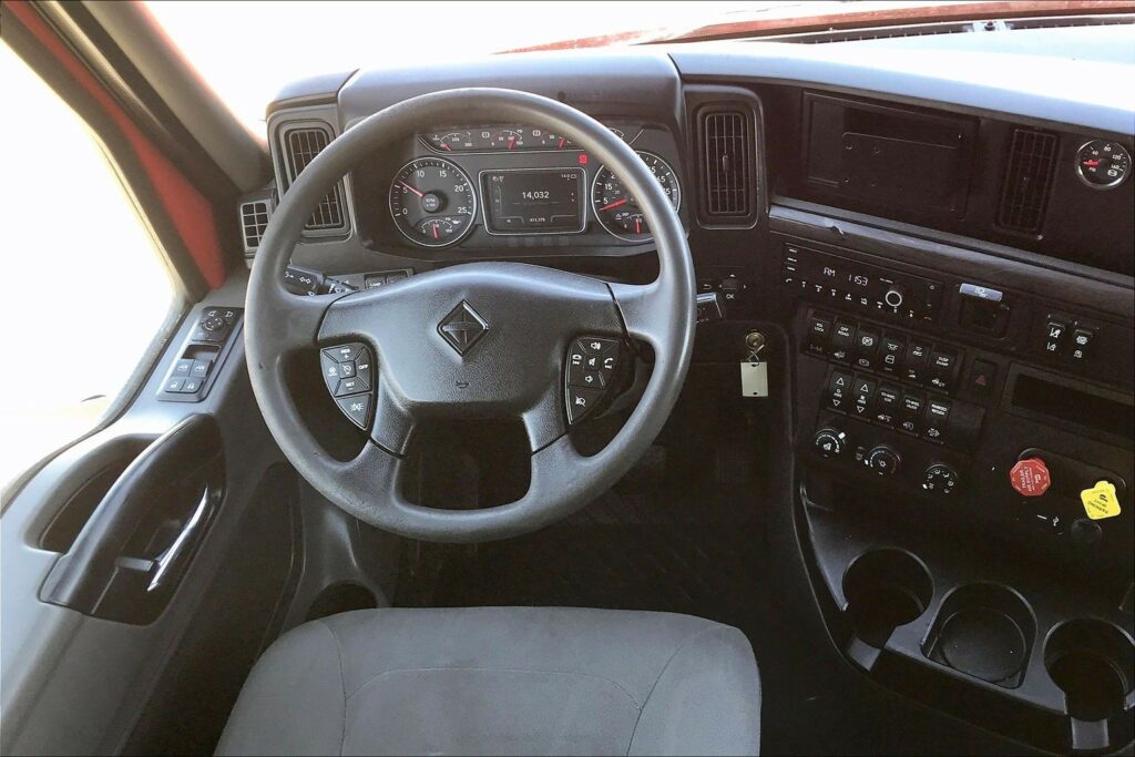 2023 CUM LT625 6X4 Sleeper
