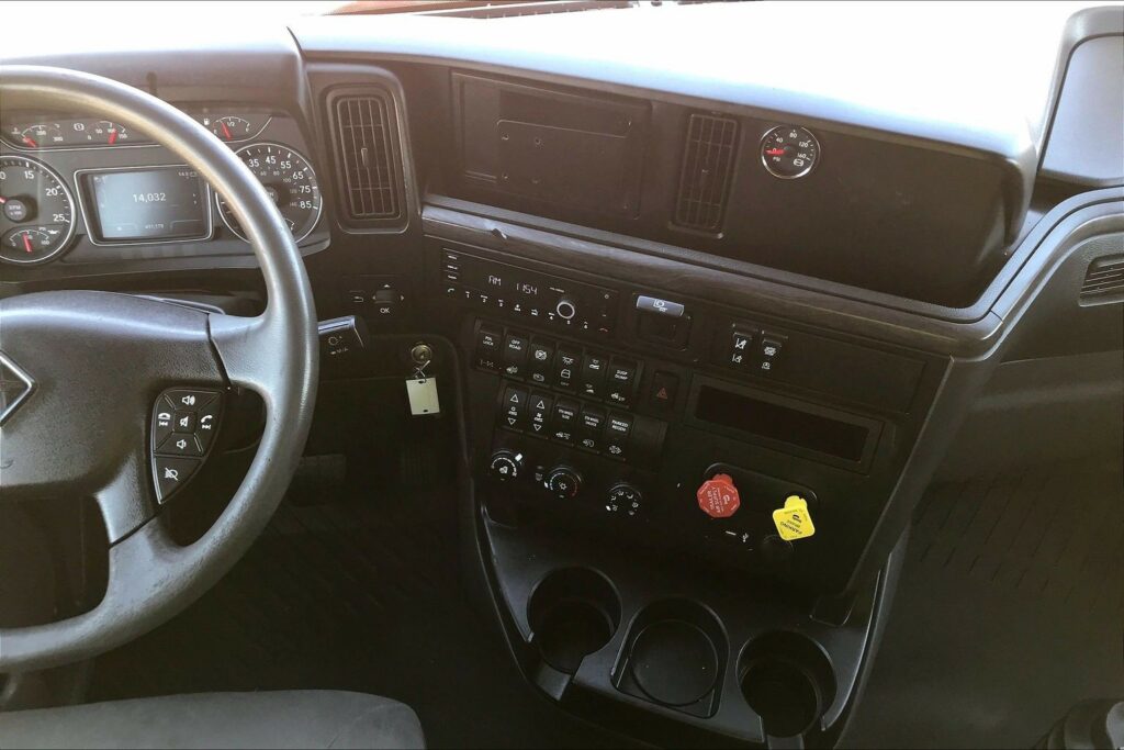 2023 CUM LT625 6X4 Sleeper