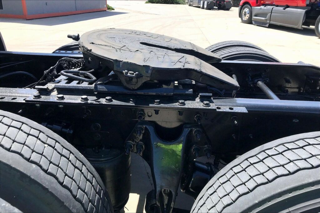 2023 CUM LT625 6X4 Sleeper