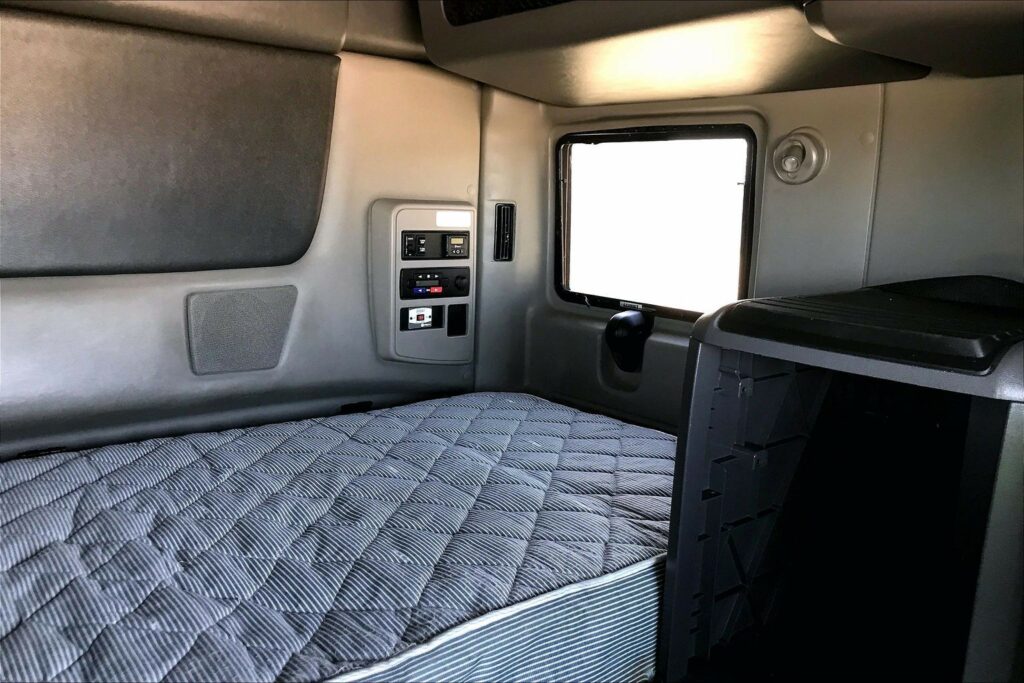 2023 CUM LT625 6X4 Sleeper