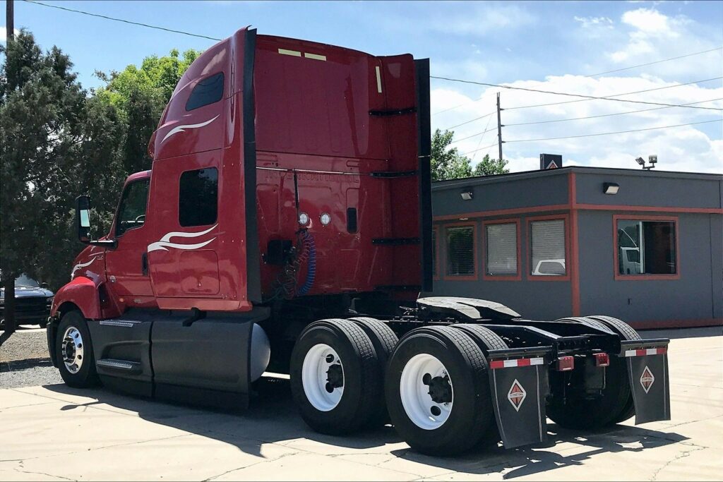 2023 CUM LT625 6X4 Sleeper