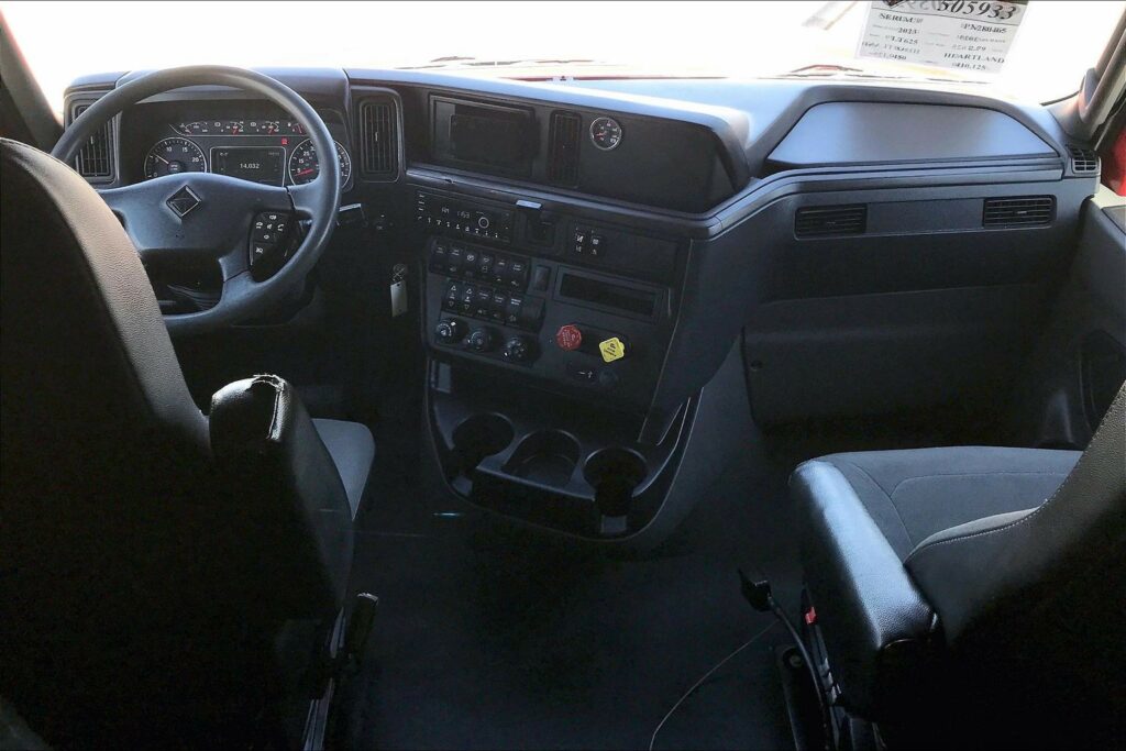 2023 CUM LT625 6X4 Sleeper