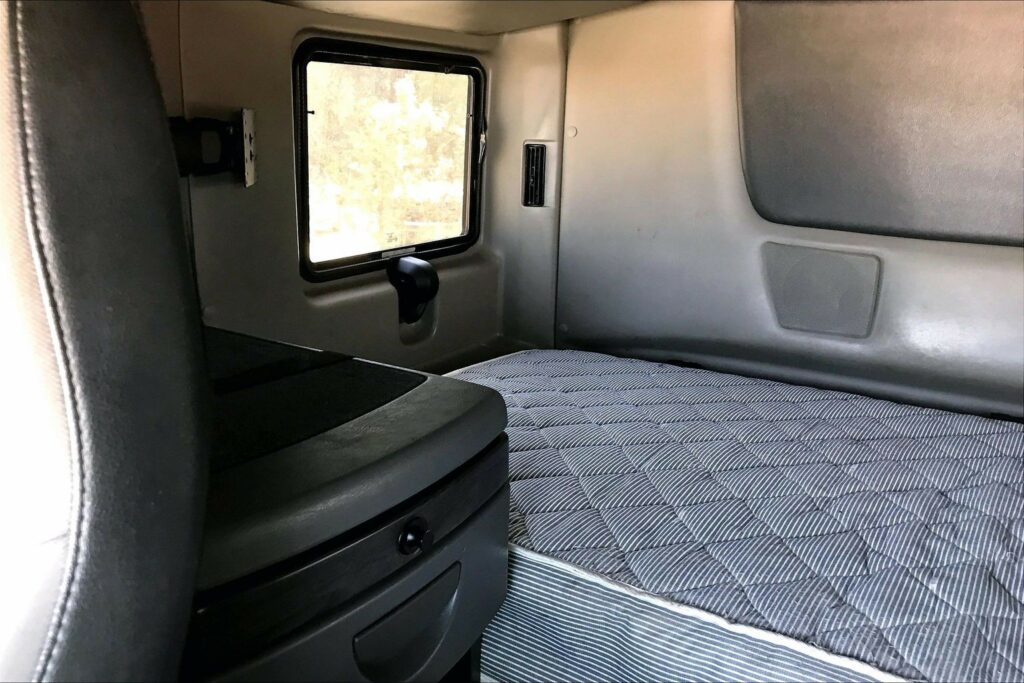 2023 CUM LT625 6X4 Sleeper