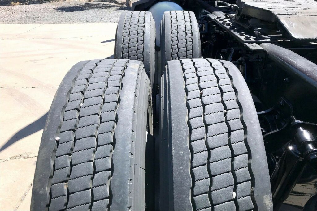 2023 CUM LT625 6X4 Sleeper