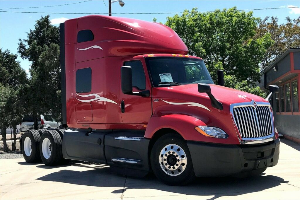 2023 CUM LT625 6X4 Sleeper