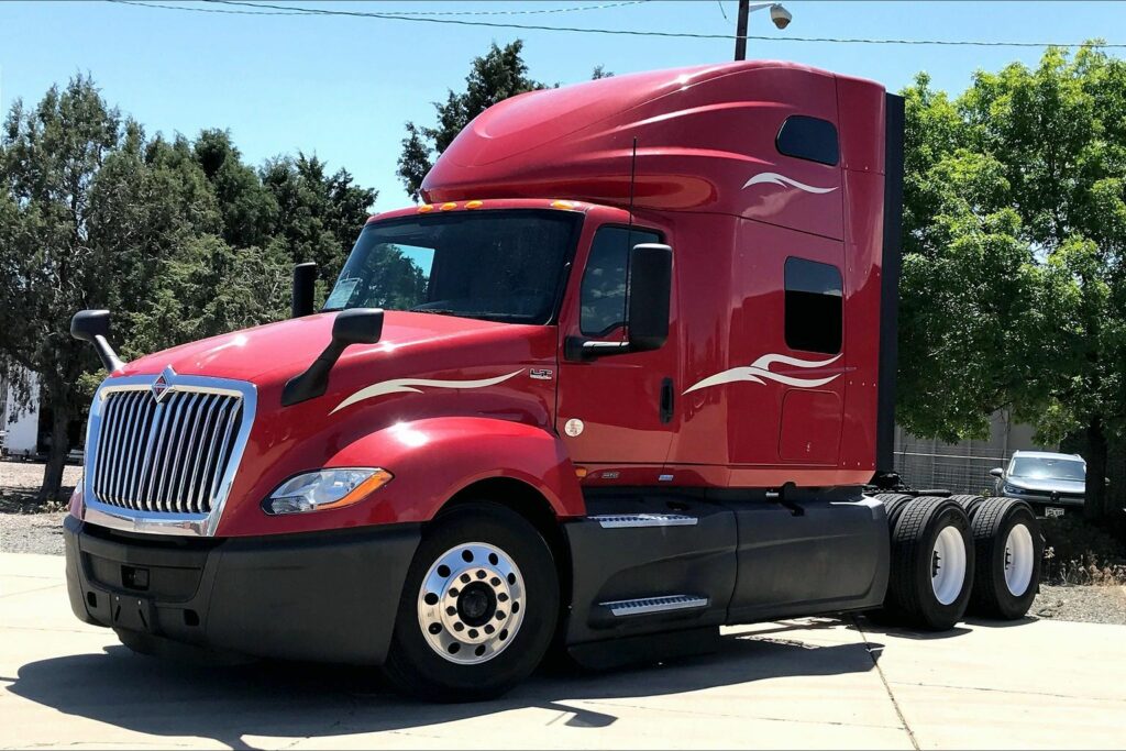 2023 CUM LT625 6X4 Sleeper