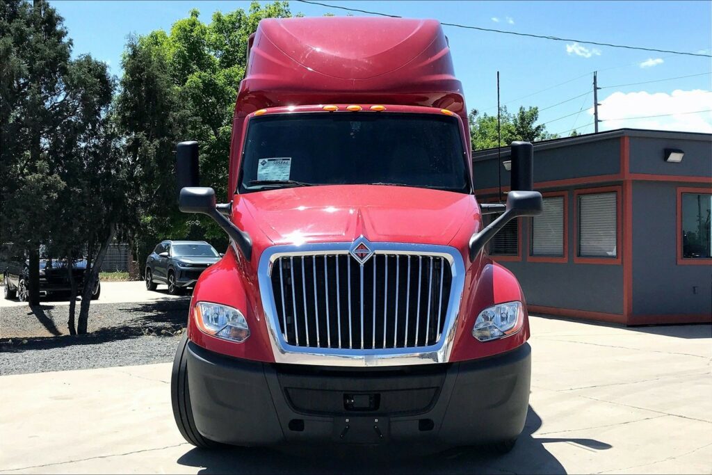 2023 CUM LT625 6X4 Sleeper