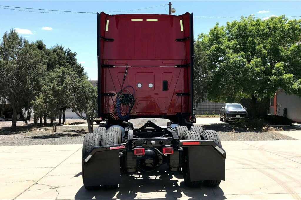 2023 CUM LT625 6X4 Sleeper