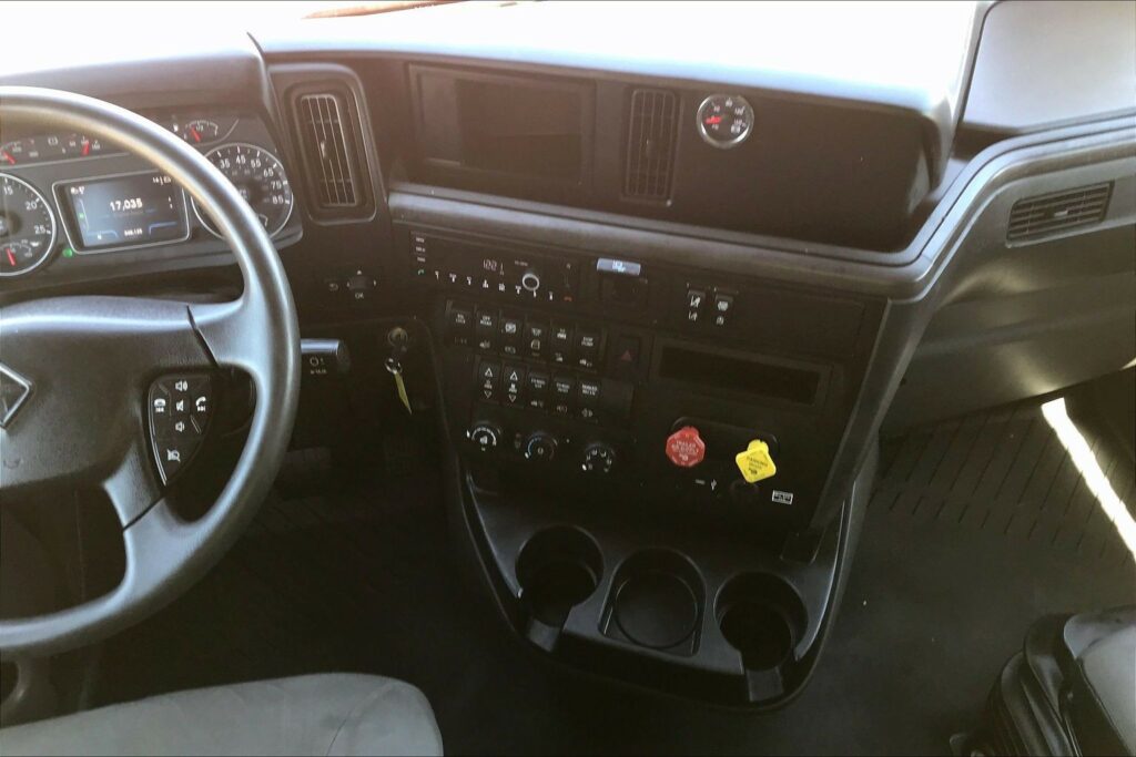 2023 CUM LT625 6X4 Sleeper