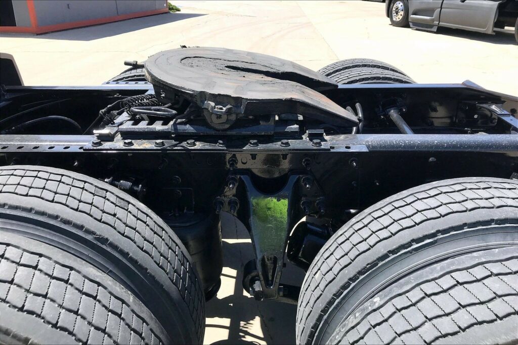 2023 CUM LT625 6X4 Sleeper