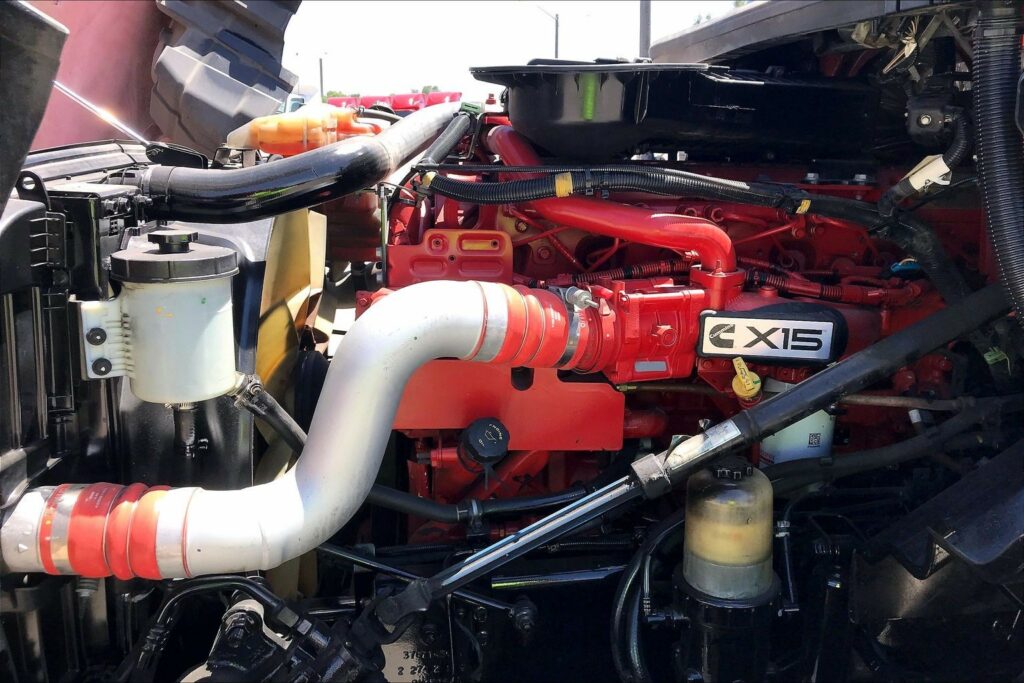 2023 CUM LT625 6X4 Sleeper