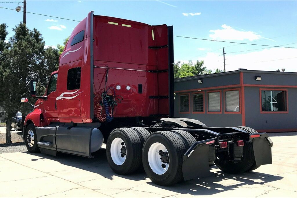 2023 CUM LT625 6X4 Sleeper