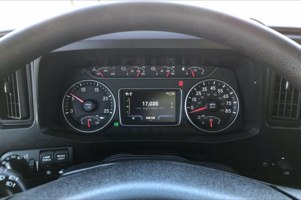 2023 CUM LT625 6X4 Sleeper