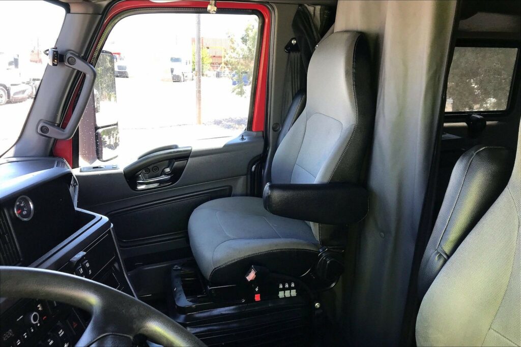 2023 CUM LT625 6X4 Sleeper