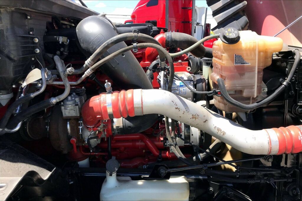 2023 CUM LT625 6X4 Sleeper