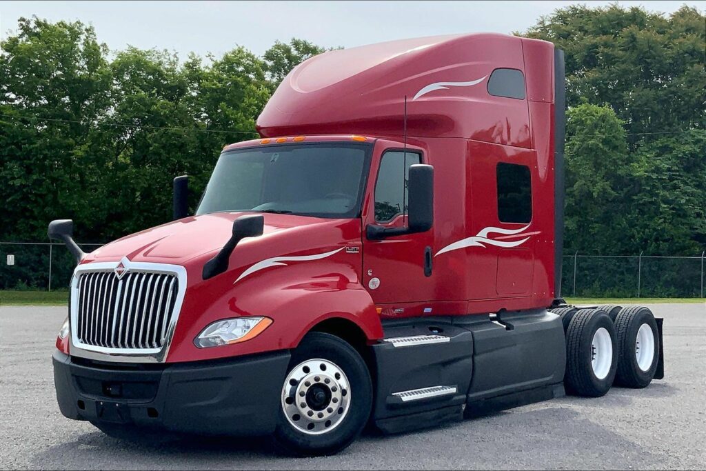 2023 CUM LT625 6X4 Sleeper