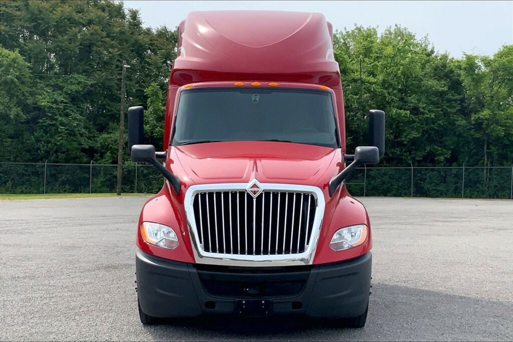 2023 CUM LT625 6X4 Sleeper